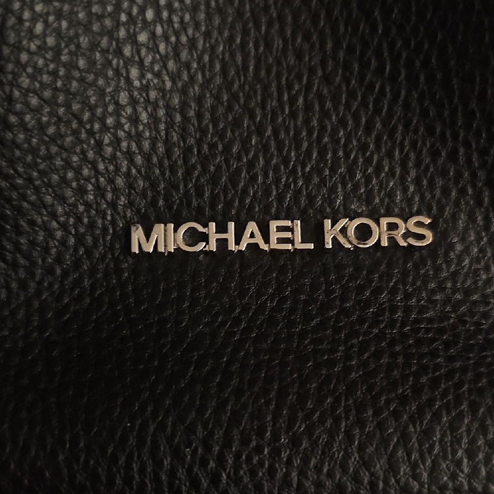 🖤🖤 Michael Kors Black Messenger Bag with Silver Chain - Picture 4 of 11